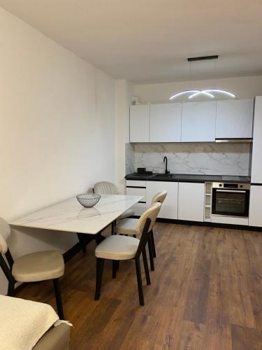 Kuchyň nebo kuchyňský kout v ubytování Apartament Adian