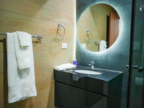 a bathroom with a sink and a mirror at Modern Studio Equipetrol in Santa Cruz de la Sierra