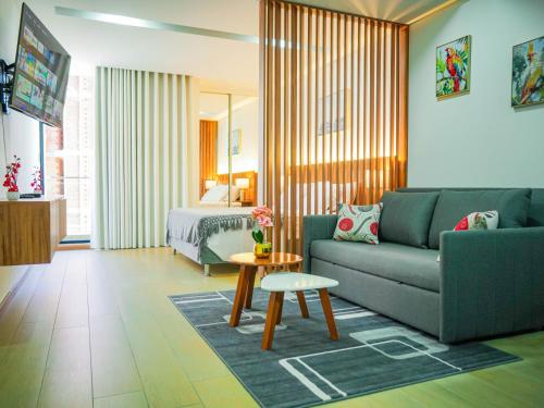 a living room with a couch and a bed at Modern Studio Equipetrol in Santa Cruz de la Sierra