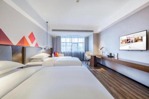 Ένα ή περισσότερα κρεβάτια σε δωμάτιο στο Borrman Hotel Nanning Railway Station