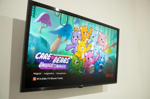 een televisiescherm met een videospel erop bij Design Green Garden Apartments with Private Parking & Playground in Rīga