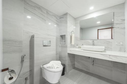 een witte badkamer met een toilet en een wastafel bij V192 Brand New Golf side 5BR Villa with Private Pool in Ban Kathu (1)