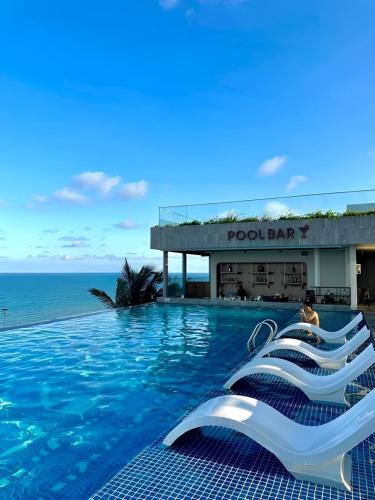 Una piscina en el bar de la piscina del resort frente al mar. en Nguyên Vũ Apec Mũi Né Mandala, en Ấp Thiẹn Ái