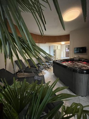 Una cocina o zona de cocina en Kinizsi Udvar Apartmanház