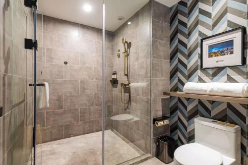 a bathroom with a shower and a toilet at Atour Light Hotel Shanghai Jing'an Natural History Museum, Suzhou River Bank in Shanghai