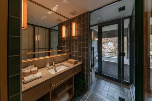 a bathroom with a sink and a mirror at Sekizenkan Kashotei Sanso in Nakanojo