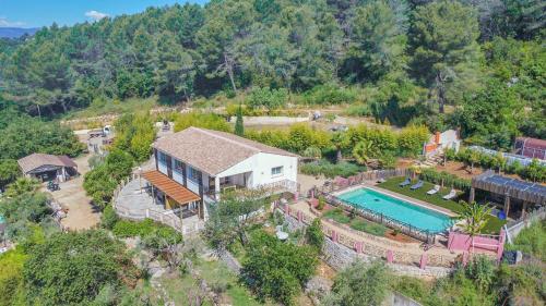 Photo de la galerie de l'établissement 300 m2 house in 4 apartments, pool, terrace, view, à Saint-Cézaire-sur-Siagne