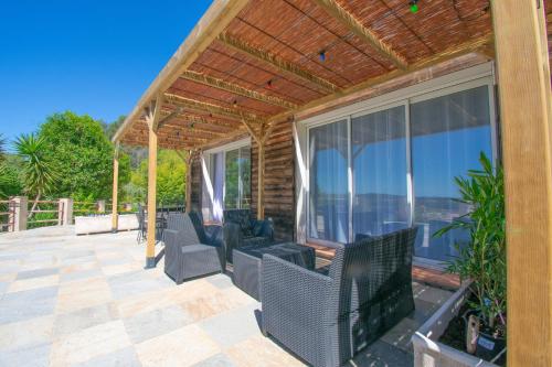 Photo de la galerie de l'établissement 300 m2 house in 4 apartments, pool, terrace, view, à Saint-Cézaire-sur-Siagne