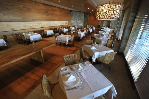 Un restaurante o sitio para comer en Radisson Hotel Puerto Varas