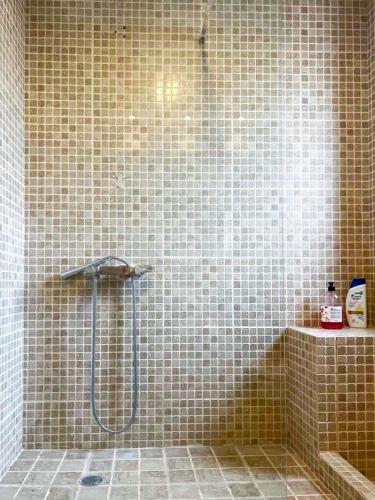 Bilik mandi di Villa Cate