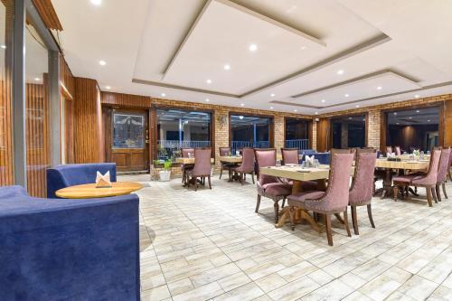 Ein Restaurant oder anderes Speiselokal in der Unterkunft FabHotel Green Acres 
