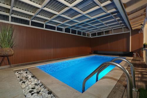 an indoor swimming pool with a ceiling with at בקתה בשמורה in Shomera
