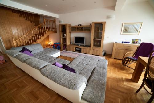 sypialnia z dużym łóżkiem i kanapą w obiekcie Apartment Đakovo w mieście Ðakovo