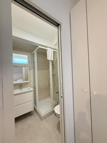 une salle de bain avec douche et toilettes dans l'établissement Studio in the 16th Eiffel Tower and Roland Garros, à Paris