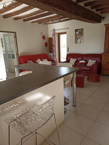 une cuisine et un salon avec une table et des chaises dans l'établissement Ferme de Mazerolles, à Saulnay