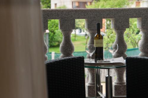 a table with a bottle of wine and two glasses at Pontus Veteris in Sanxenxo