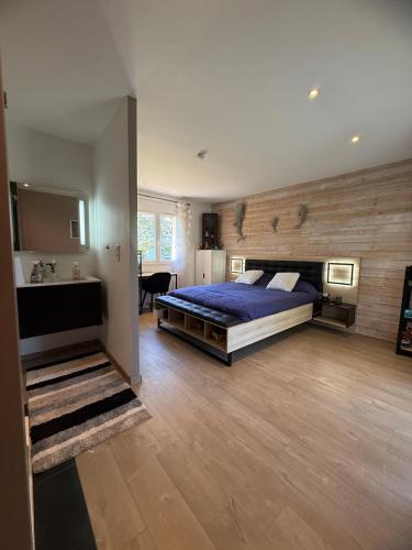 une chambre avec un grand lit dans une pièce dans l'établissement Maison Côté Bordeaux Saint-Émilion Piscine Privée 3 Chambres, à Sadirac