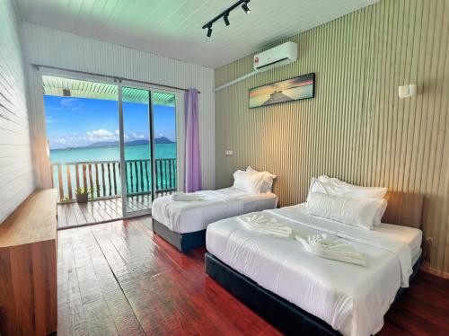 Postel nebo postele na pokoji v ubytování Starz Water Village仙本那星星美亚水屋