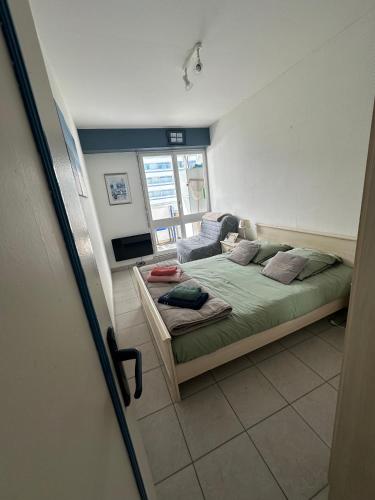 une chambre avec un lit et un canapé dans l'établissement Aux Mouettes les pieds dans l'eau accès direct à la place 5 personnes, à Saint-Hilaire-de-Riez
