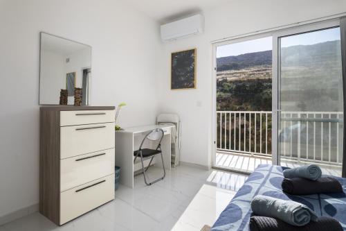 Postel nebo postele na pokoji v ubytování Spacious 3BD Apartment with Country Views & Large Front Terrace with Outside Furniture