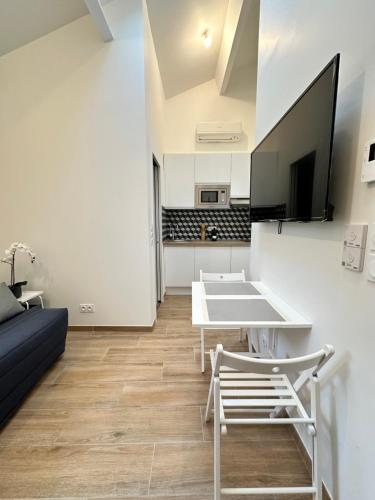 un salon avec une table et un canapé dans l'établissement Studio by Eiffel Tower and Roland Garros, à Paris