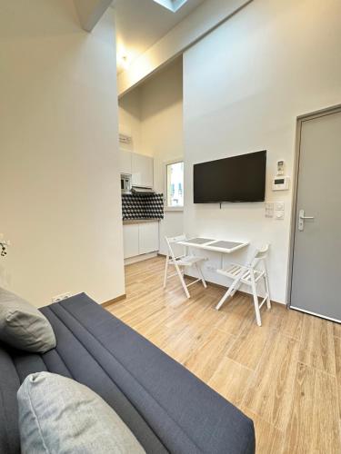 un salon avec un canapé et une table dans l'établissement Studio by Eiffel Tower and Roland Garros, à Paris