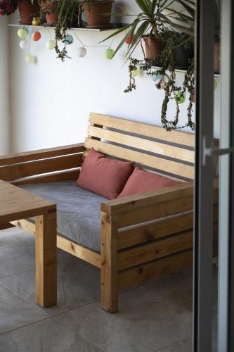 Posezení v ubytování Spacious 3BD Apartment with Country Views & Large Front Terrace with Outside Furniture