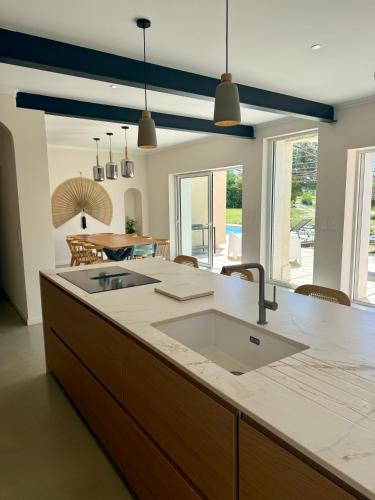 une cuisine avec un évier et un plan de travail dans l'établissement Grand Mas provençale rénové avec piscine, à Valréas