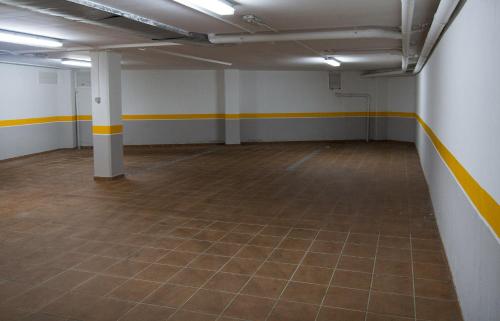 an empty room with yellow and white walls and a tile floor at Pontus Veteris in Sanxenxo
