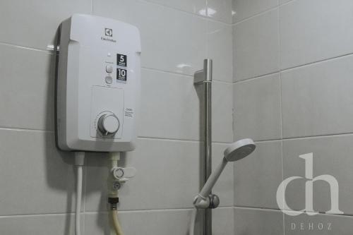Ένα μπάνιο στο Landmark Residence 2 by Dehoz Suites