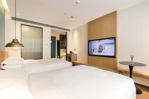 Postel nebo postele na pokoji v ubytování Jinglai Hotel Boutique Hotel Shanghai Bund Pedestrian Street Store