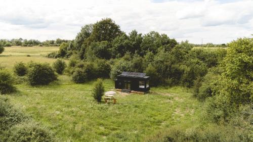 una vista aérea de una cabina en un campo en Parcel Tiny House - Lama Emoi 5 min du Zoo de Beauval, en Saint-Aignan