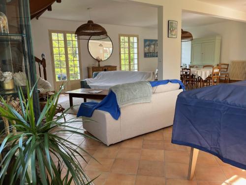 Una sala de estar con un sofá blanco y una mesa. en Maison Familiale vue mer et plage à pieds, en Ploubazlanec