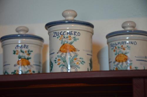 three blue and white canisters sitting on a shelf at La casa del panorama in Valverde