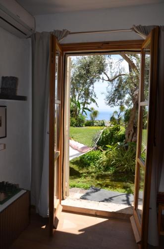 an open door with a view of a yard at La casa del panorama in Valverde