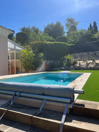 a swimming pool in a yard with a fountain at Villa au calme à Grasse avec piscine et spa privée in Grasse