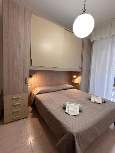 una camera da letto con un letto grande con un grande specchio di Casa Löa a Loano