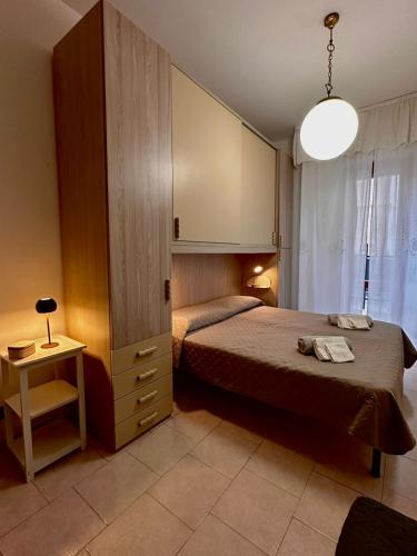 una camera con letto, armadio e tavolo di Casa Löa a Loano