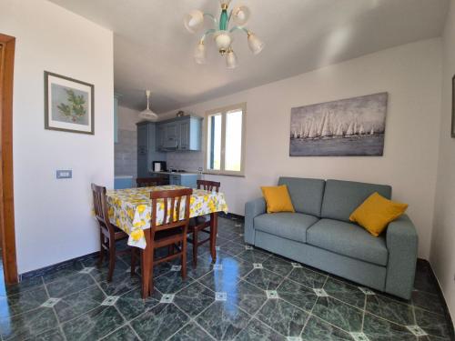 カステルサルドにあるVilletta Olivia Casa in collina vista mareのソファとテーブルのあるリビングルーム