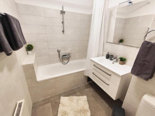 Lara's Apartment - Spacious Island View Free Parking