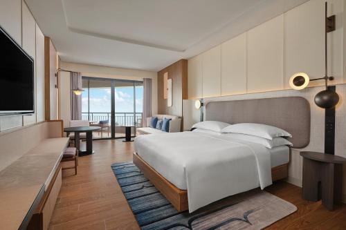 En eller flere senge i et værelse på Hilton Hua Hin Resort & Spa