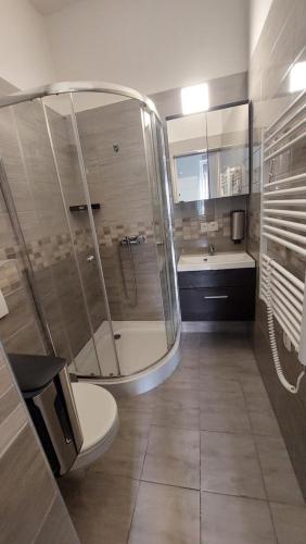 Un baño de Kinizsi Udvar Apartmanház