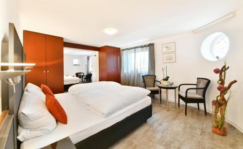 Una habitación de hotel con una cama y un comedor. en Ferienhaus "Am Kühl", en Poppenhausen