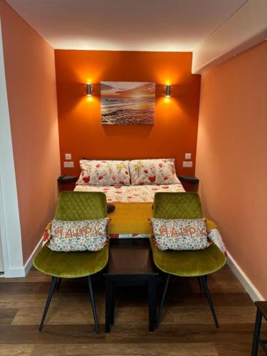 Un dormitorio con una cama y dos sillas. en The Burrows, en Marytavy