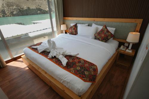 Postel nebo postele na pokoji v ubytování The Consorts Hotels & Resorts HUNZA ATTABAD LAKE