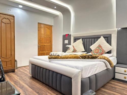 a bedroom with a large bed in a room at Winterfell the Stay Cottage Pahalgam in Pahalgām