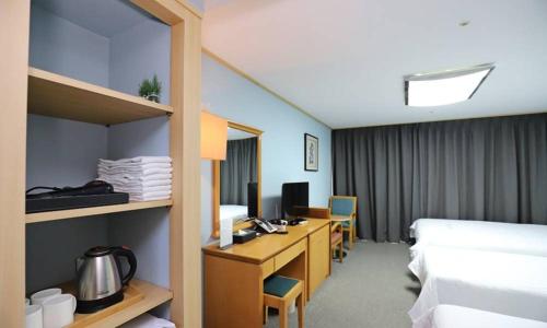 um quarto de hotel com uma cama e uma escrivaninha em Busan Metropolitan City Corporation's Arpina em Busan