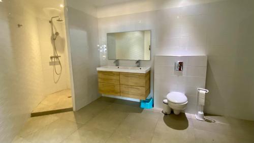 une salle de bain avec un lavabo, une douche et des toilettes dans l'établissement Villa Valou sea and mountain view, à Conca