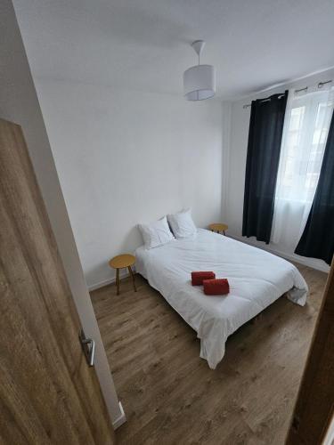 une chambre avec un grand lit blanc et une fenêtre dans l'établissement Le Lounge Hénaux, à Lille