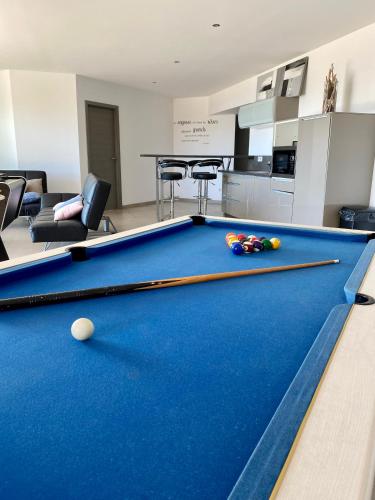 - un billard dans le salon avec piscine dans l'établissement Villa Valou sea and mountain view, à Conca